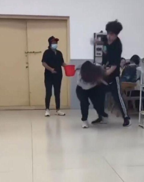 不管是谁先动手，男生输了，第一他肯定会受到学校处分。

第二弄不好还要受到法律制