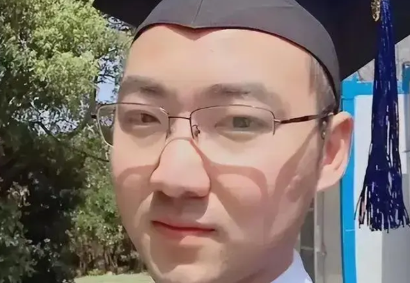 2019年，29岁的上海交通大学硕士张迪，骗奶奶说：“奶奶，我要出国留学几年。”