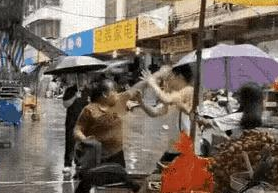 真是让人震惊，想不到这样的男生竟然还有女朋友！男生带着女朋友来找他父母要钱去看电