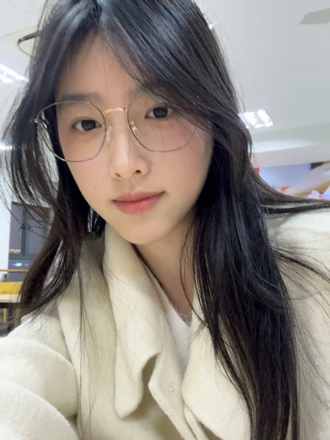 出现一下～
戴着眼镜🤓
摘掉眼镜😧
