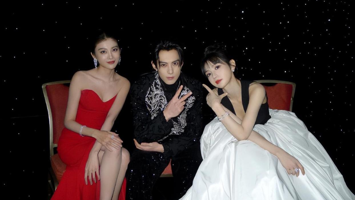 《与凤行》重聚了！赵丽颖林更新张碧晨罕见同框，男帅女美超养眼