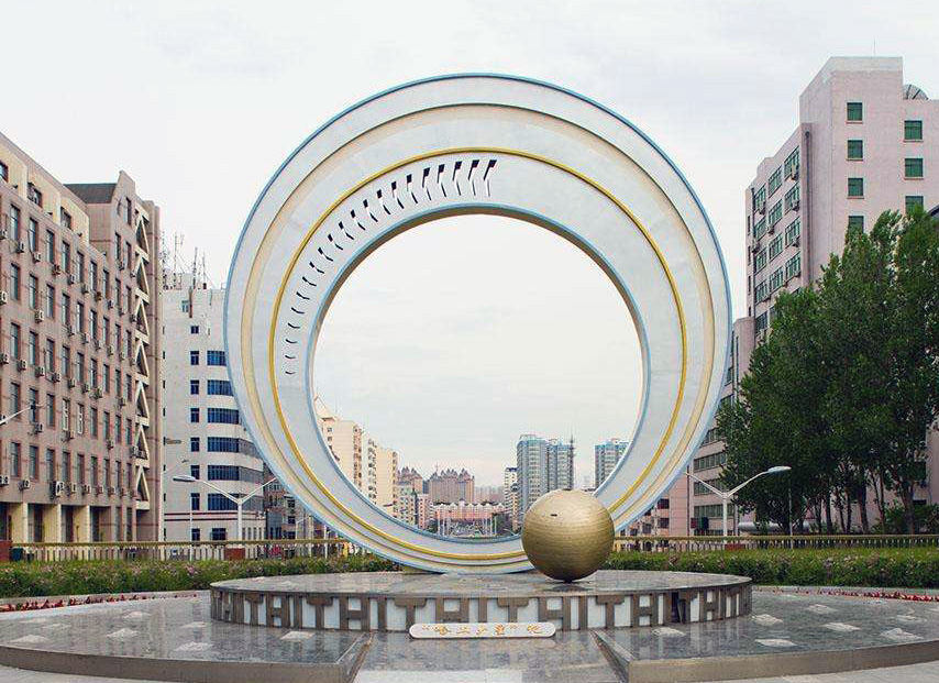 哈尔滨工业大学是直属于工业和信息化部的全国重点大学，其为国家培养了大量杰出的工程