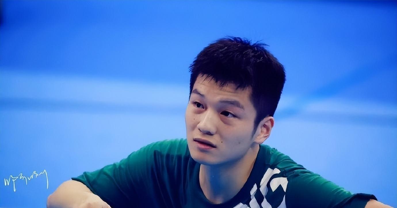 樊振东现在真是左右为难：
1、他想退役，可没人敢点头同意。因为一旦同意了，将来要