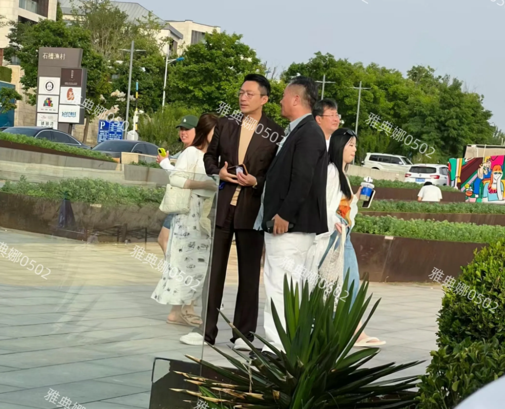 大连偶遇汪小菲，本人瘦瘦高高气质儒雅挺帅的，很随和没架子。
据说是来参加达沃斯论