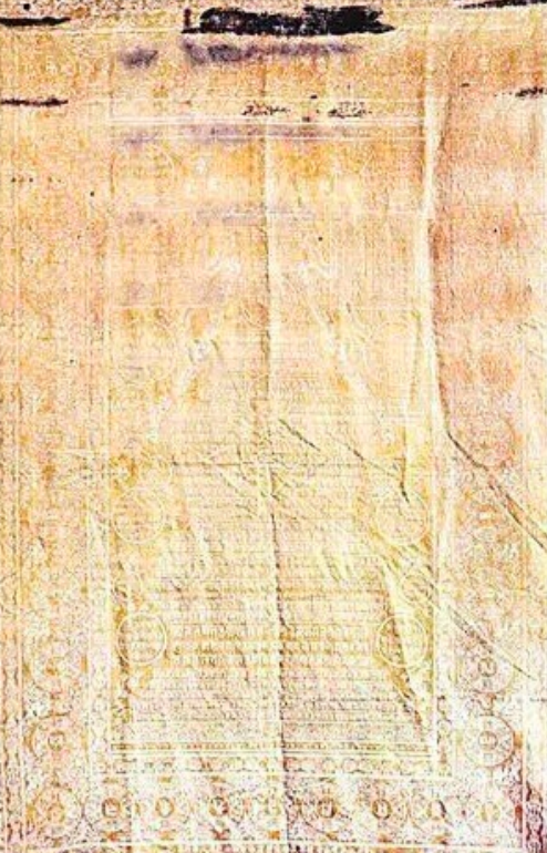 2005年，一场拍卖会上，一件旧袈裟无人问津，一男子觉得不对劲，花了9万块买下。