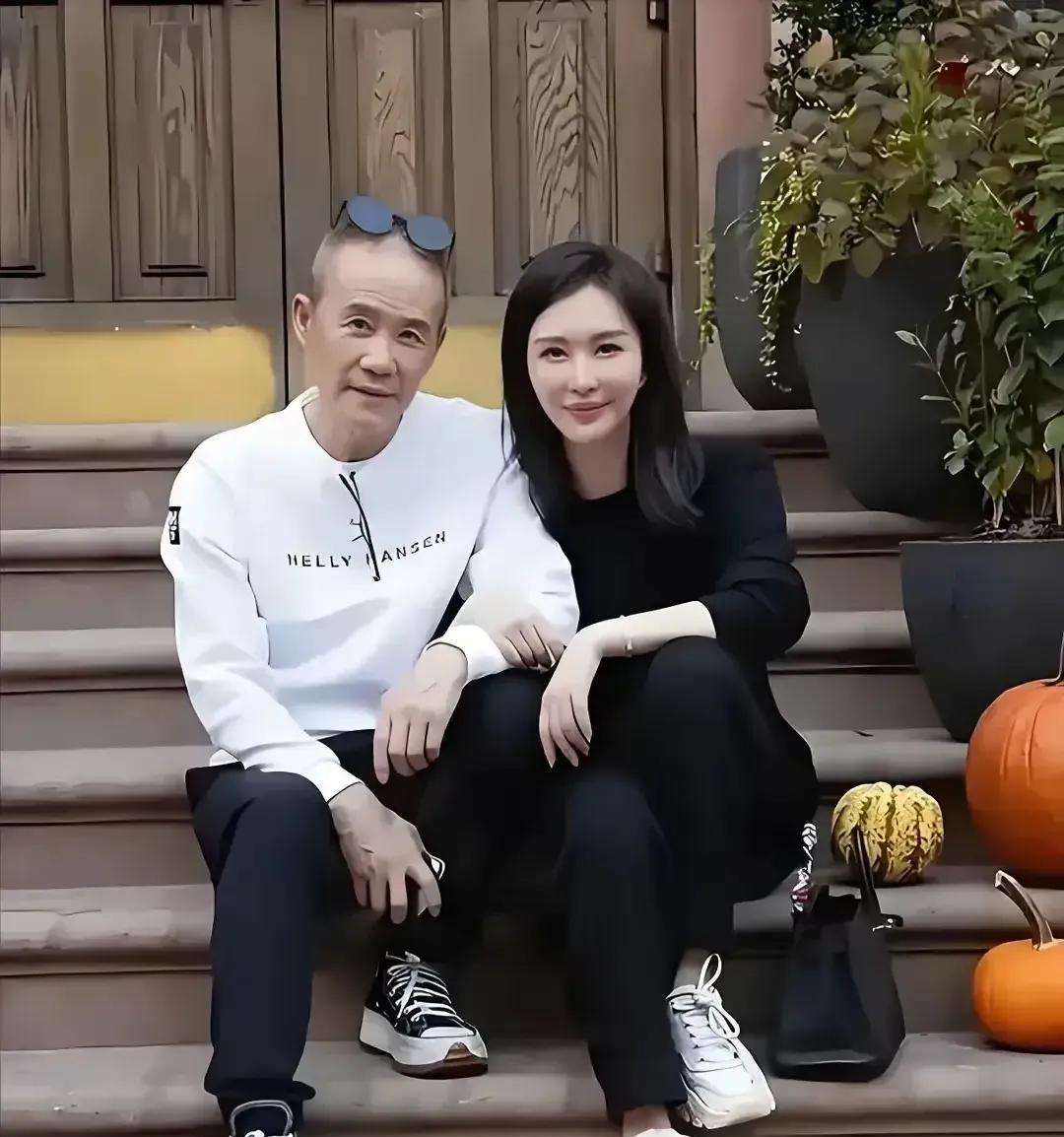 一次，王石去参加一个招商会议。
妻子田朴珺特意为他选了黑色高领毛衣，说这样帅气！