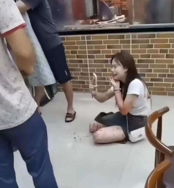 东莞听说有个女的跟情人偷情，
结果被她的老公当场逮了个正着。
更惨的是，她情人被