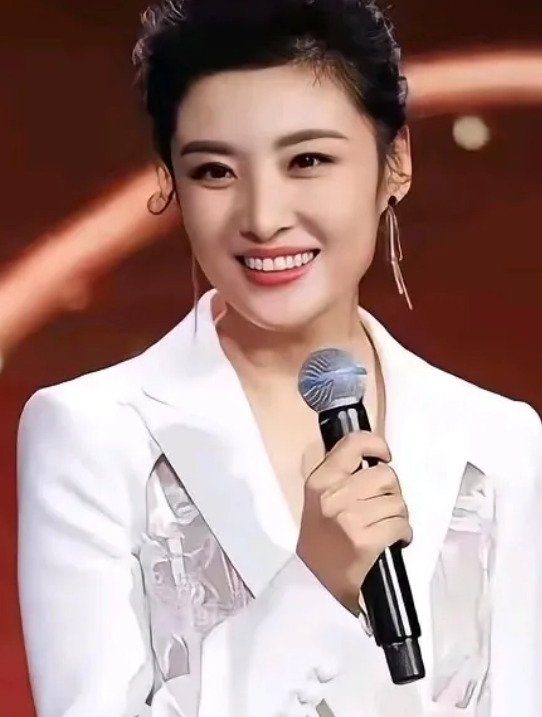 说句实话，你感觉她俩谁更优秀，谁更美，你更喜欢谁?
