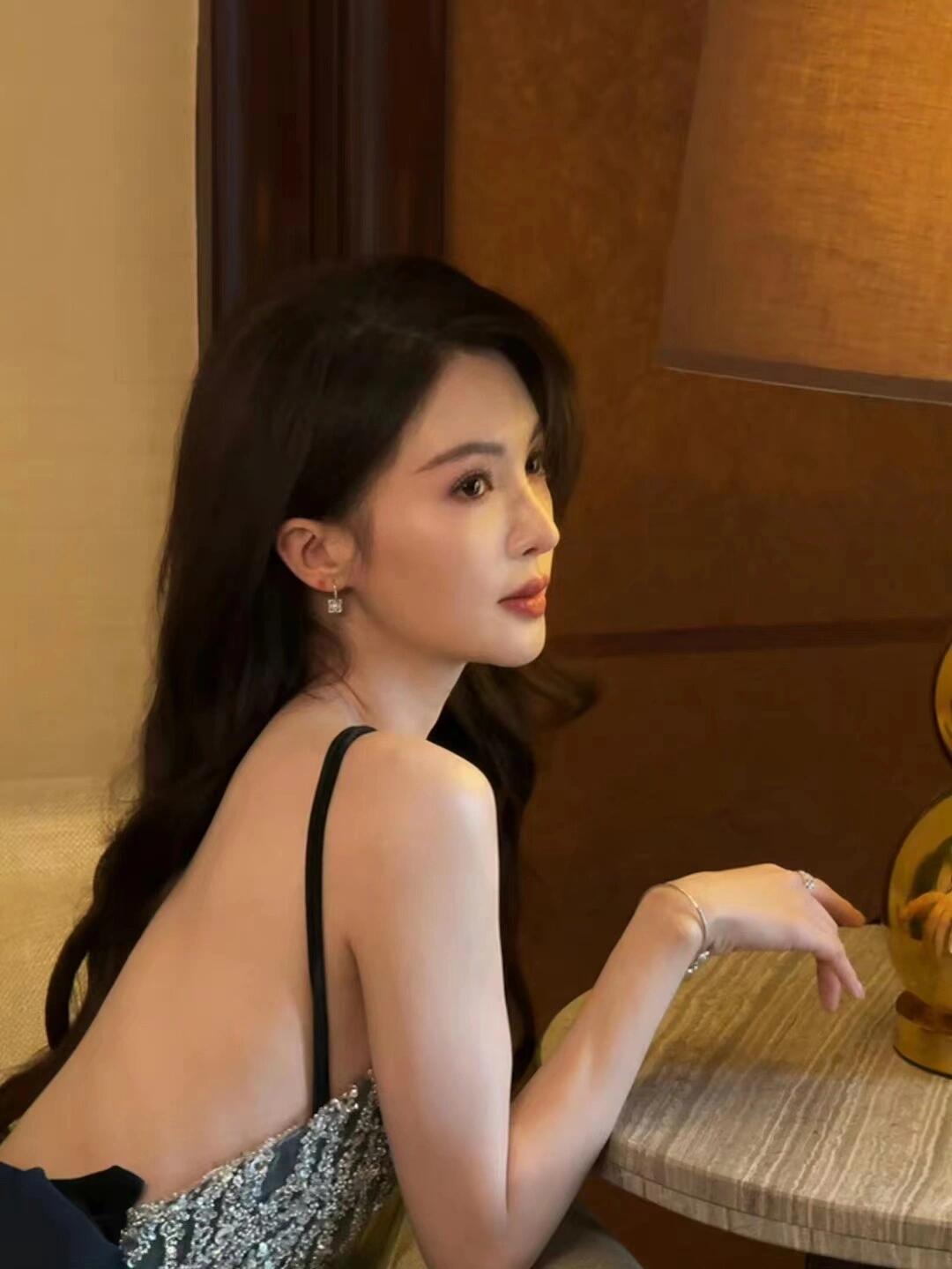 金晨亮片裙露背造型优雅迷人！
