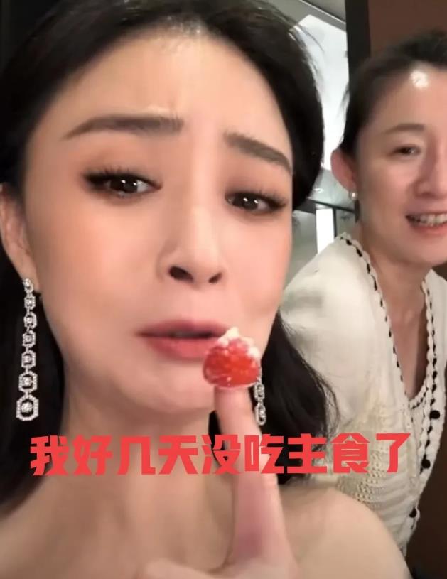蒋欣减肥成功出席红毯美出新高度后，工作人员允许她吃一块甜品，但当蒋欣兴高采烈的选