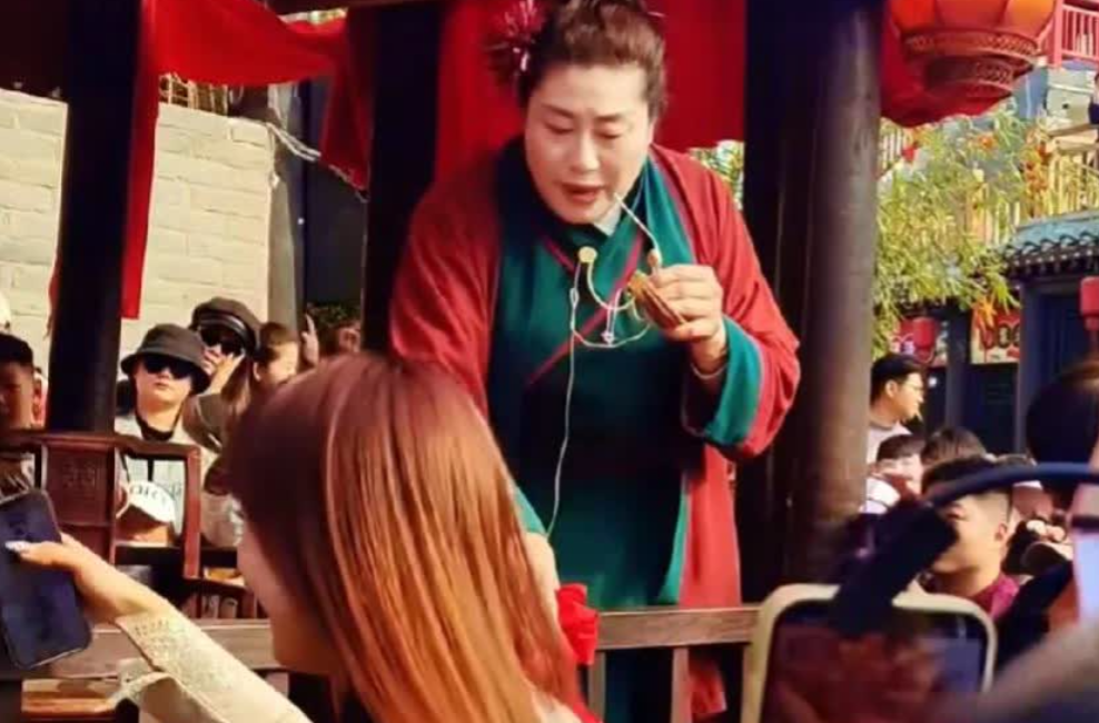 王婆在相亲节目中说了一些奇怪的话，似乎是为了制造效果。她问一位女生穿不穿内裤，这