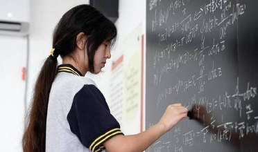 恐怕谁也不会想到，这位中专女生居然读普通高中的机会都没有，原因是这位女生严重偏科