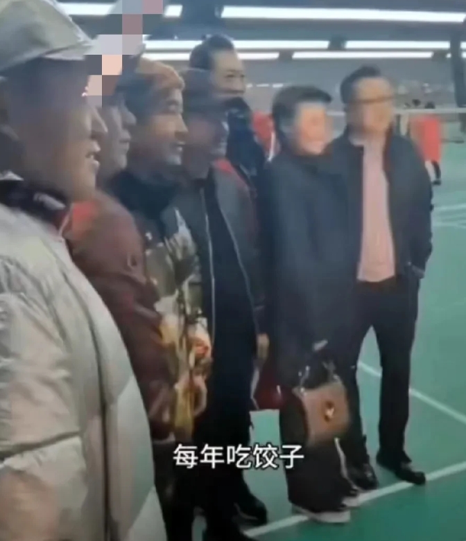 
            “谢广坤”讲述每年给师父赵本山拜年，师兄弟拖家带口有2