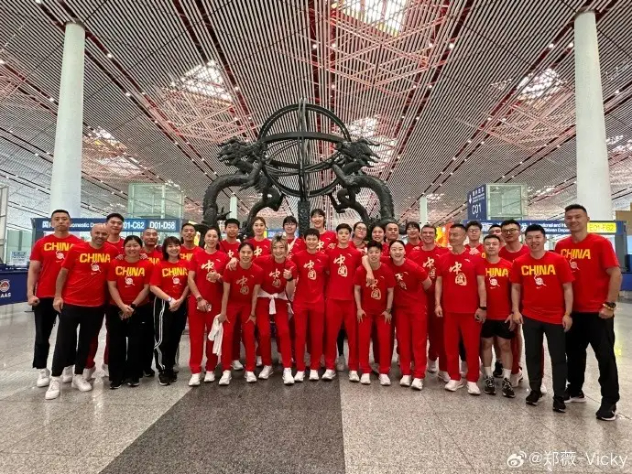 女篮姑娘出征法国，全家福透漏出自信
7月16日，中国女篮主帅郑薇，在社媒晒出球队