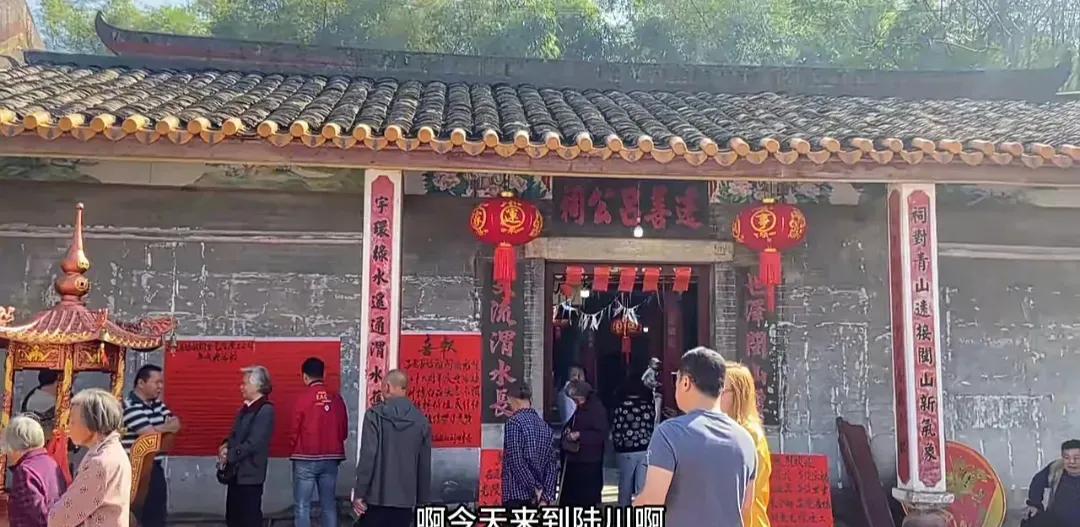 吕良伟弟弟回广西陆川祭祖！跟哥哥长相太相似
近日，有广西陆川的网友在个人社交账号