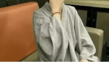 一位网友的图片，这位网友去KTV，遇见一个尼姑也去了包房唱歌，放松， 问她：来这