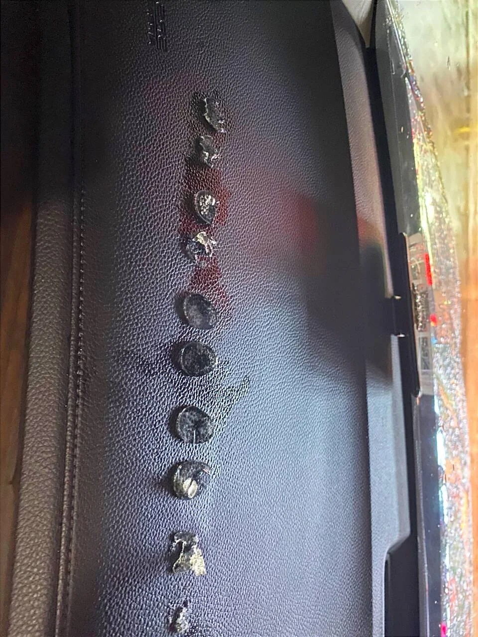 石化了 这该咋整啊！？
胶扣掉之后底部留了印儿可咋去掉啊？