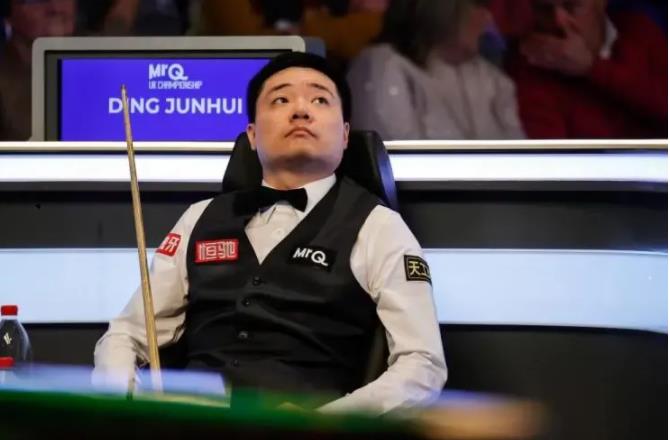 长台不准，丁俊晖遭遇开局三连鞭，暂时1-3落后特鲁姆普！
       2025