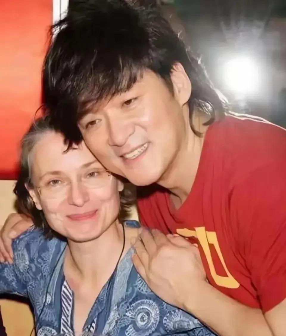 周华健娶了一个外国老婆，一家三口从外表上看，有点颠覆人们的感观。
有人说周华健和