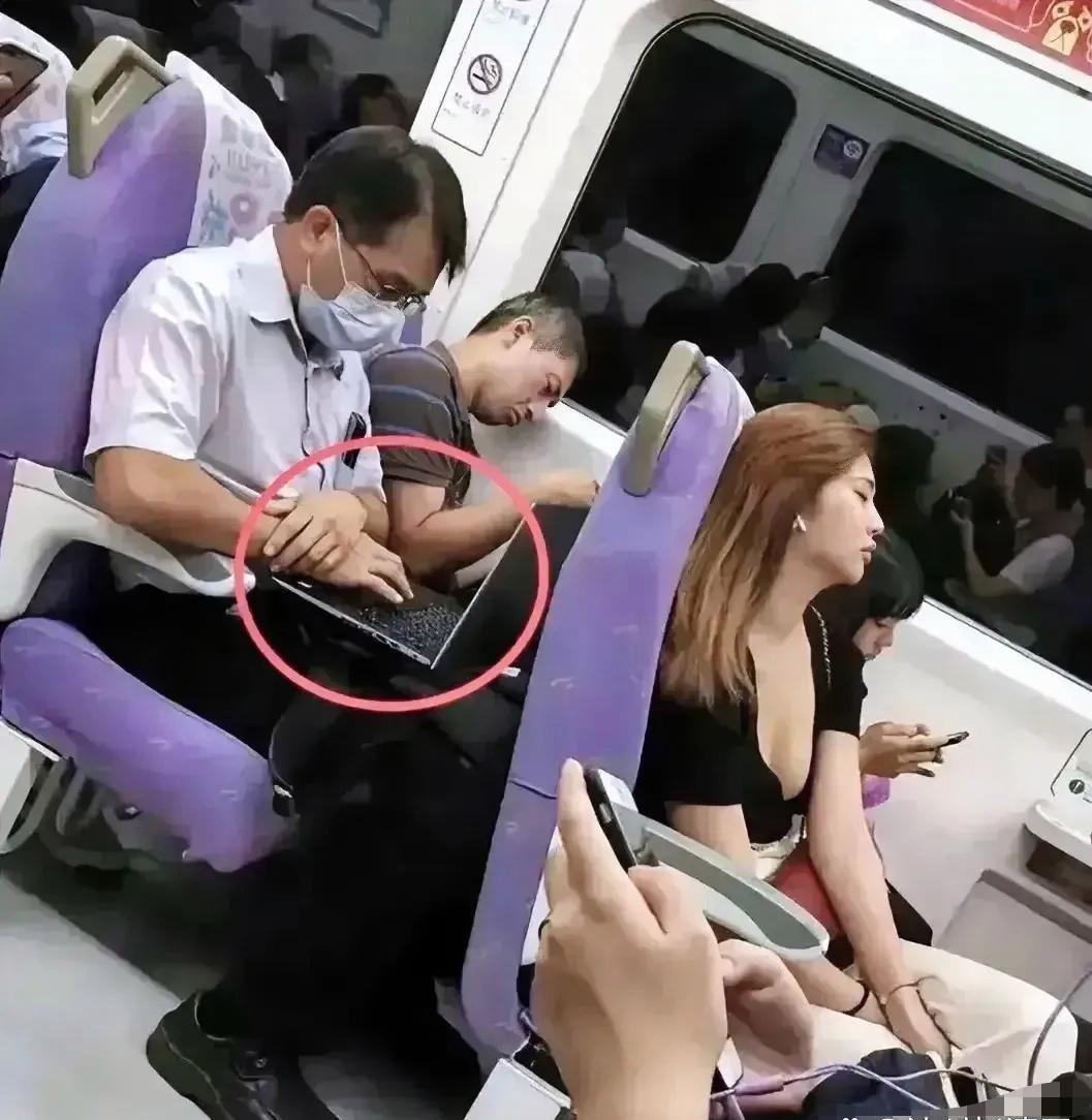 在高铁车厢的角落里，我遇到了一位不平凡的大哥。他那藏不住的疲惫，透过那双明亮的眼