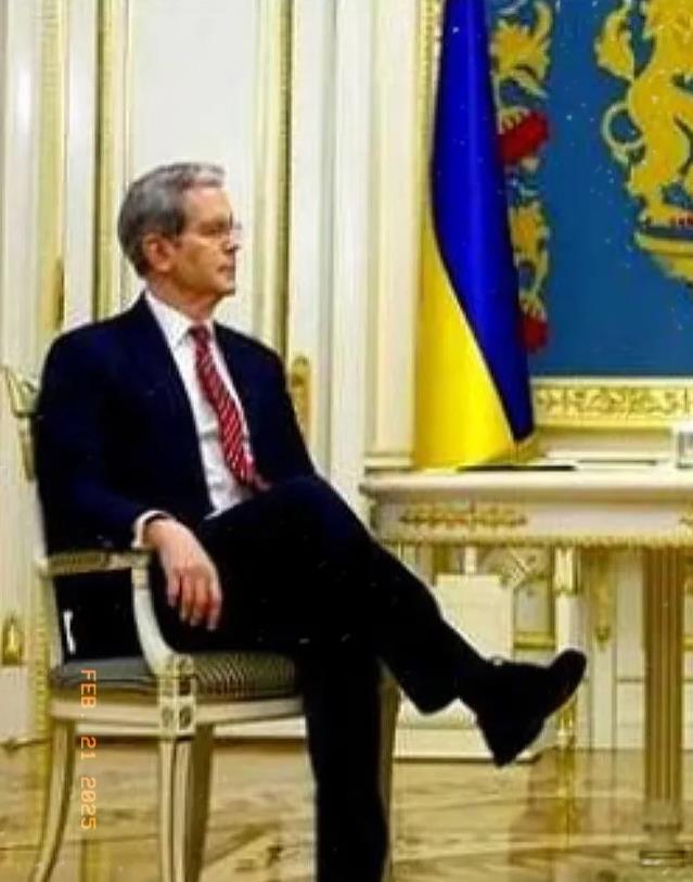 美财政部长跑到基辅，拿出一份协议，翘着二郎腿对司机说，你只有一小时的时间，签还是