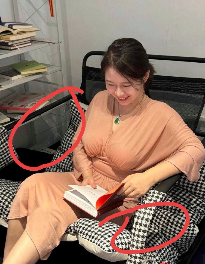 能买起这样的沙发，应该不是穷人吧？ ​​​