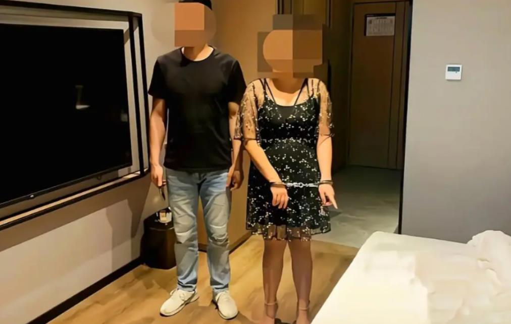 广西桂林，一失足女卖Y时，刚进入正题，就被两名穿制服的男子踹门逮捕，反手拷上女子