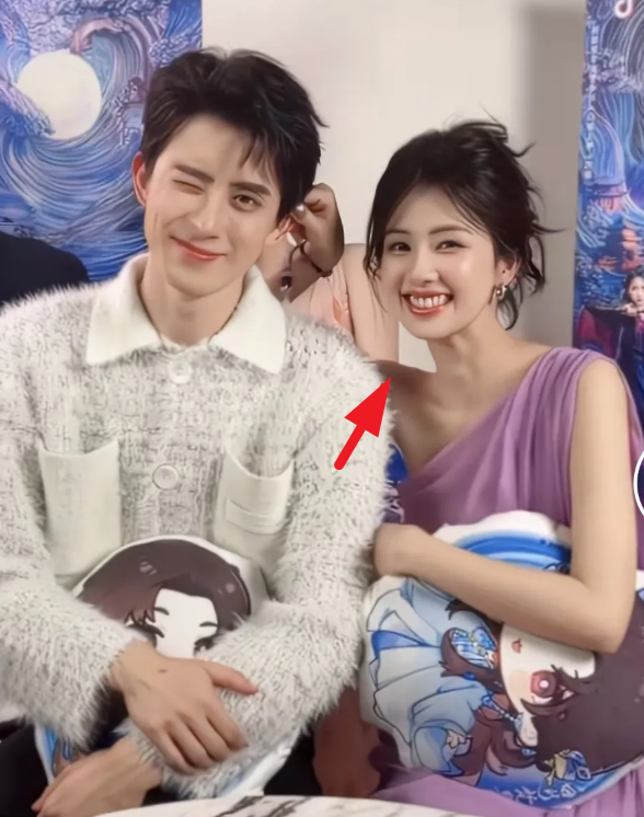 白鹿和男主合影，这满口大牙太显眼了！