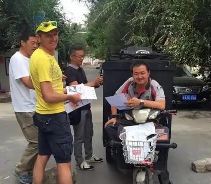 2016年夏，新疆戈壁滩的超级马拉松比赛中，英国马拉松选手迪恩遇见了意想不到的“