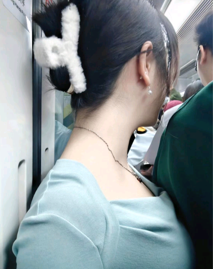 早高峰的地铁把人挤得透不过气来了！
前面的美女都这样了，能帮她做点什么？
