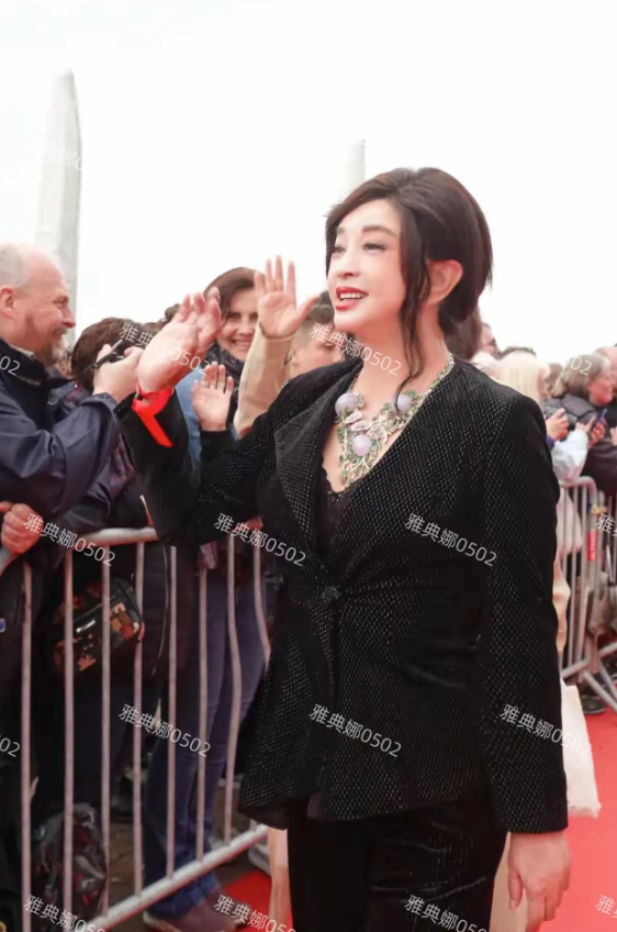 刘晓庆法国电影节红毯照，71岁的她打扮得很年轻，但厚重的假发和充气一样的硅胶脸看