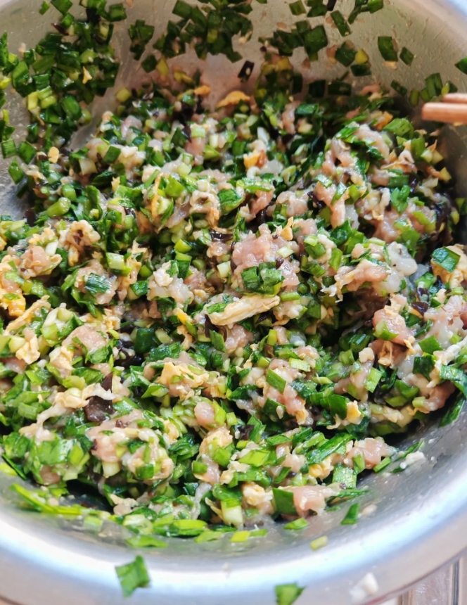 原来都是在老妈那里包饺子，虽然也是我主力干活，但是我妈会把面和好，韭菜择好。我去