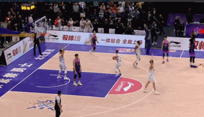邱彪称赞高诗岩：

“小高在关键时刻，用攻防两端的出色表现帮助我们赢下比赛。”
