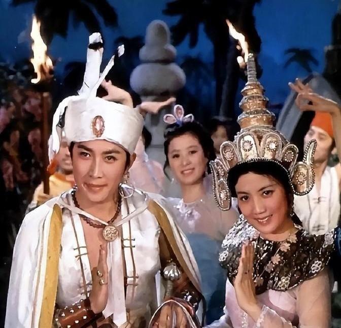 提起唐国强，大家通常会想到他在荧幕上的经典形象，尤其是聪慧的诸葛亮。
但在他的光