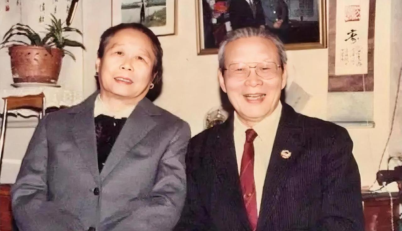 1963年 ，周总理在中南海会见沈醉等人。一见到沈醉，总理便笑着说：“沈醉啊，你