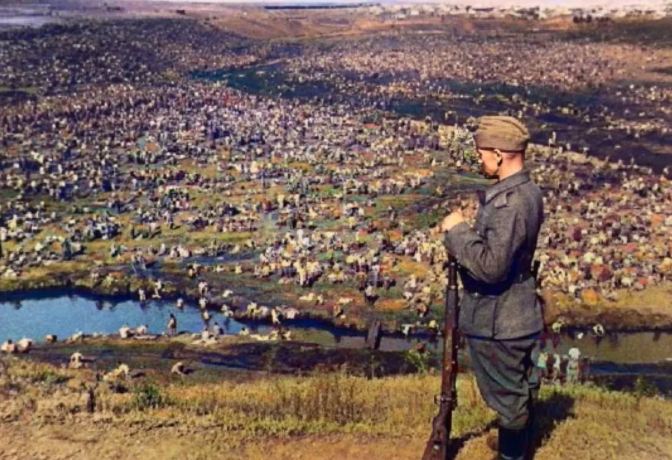 基辅会战结束后，德军士兵站在高坡上监控着密密麻麻的苏军俘虏。

古德里安在回忆录