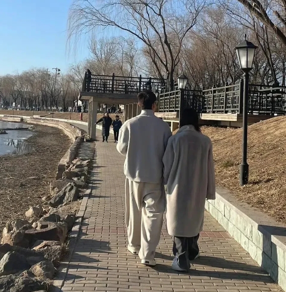 网友偶遇吴谨言洪尧公园散步
每次看到吴谨言的消息，第一反应就是她还没生？于正早早