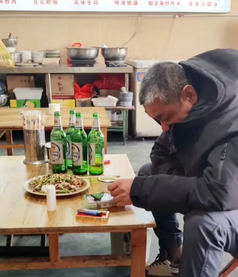 一口菜没吃就走了。
男子点了四瓶啤酒一个菜，酒喝完了但菜一口都没动， 那盘菜对他