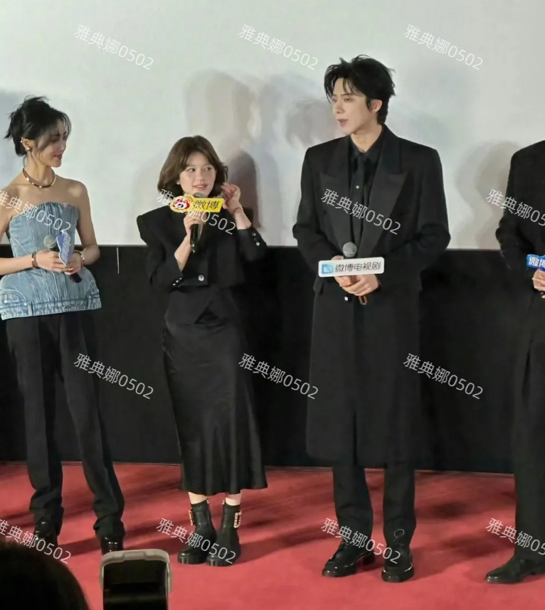 赵露思本人太矮了，她站在刘宇宁和唐晓天的旁边简直是灾难!
头大腿短身材比例太虐了