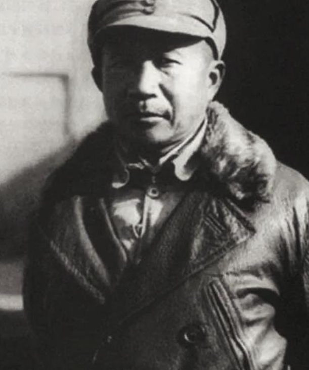 1942年，新四军副军长张云逸伪装成老农，去军部开会。不料被伪军拦下。警卫性急要