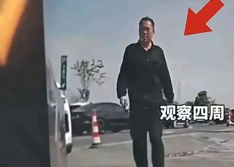 阳江新墟服务区，划胎男子方不是蠢，而是坏，敢这么做无非是因为这4点：

1 熟悉