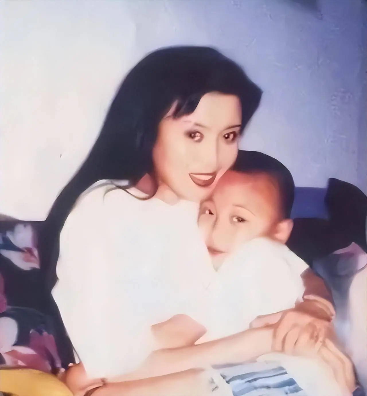 2009年，50岁的丁嘉丽在一次演讲里，声泪俱下地劝诫少女要自重自爱，她忏悔：“