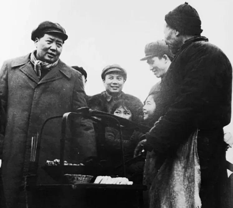 1957年，毛主席视察武汉，得知王盛荣只是建筑局里的一个副处长时，当即下令：提拔