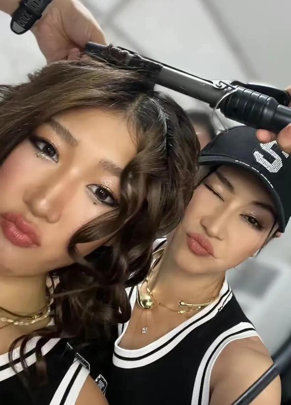 梁静与管虎携手多年，在娱乐圈备受关注。他们女儿成长历程受大众瞩目，曾被管虎调侃像
