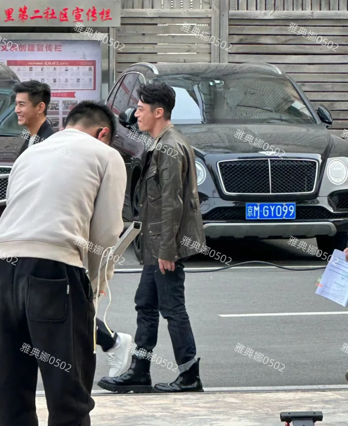 公司楼下偶遇霍建华拍戏，本人很瘦特别帅，不但五官立体上镜，气质也超好，笑起来痞痞