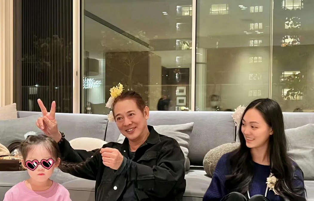 李连杰引发热议！

曾经叱咤影坛的功夫巨星李连杰，近日因一组照片意外地成为了社交