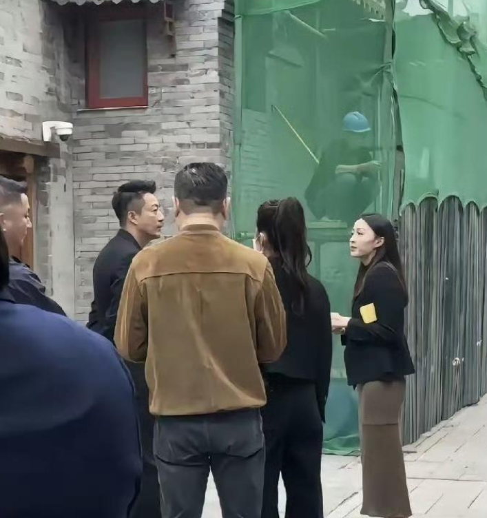 路人镜头下的马筱梅，从背影看确实显得很普通，个子看起来不到一米六，即使穿了厚厚的