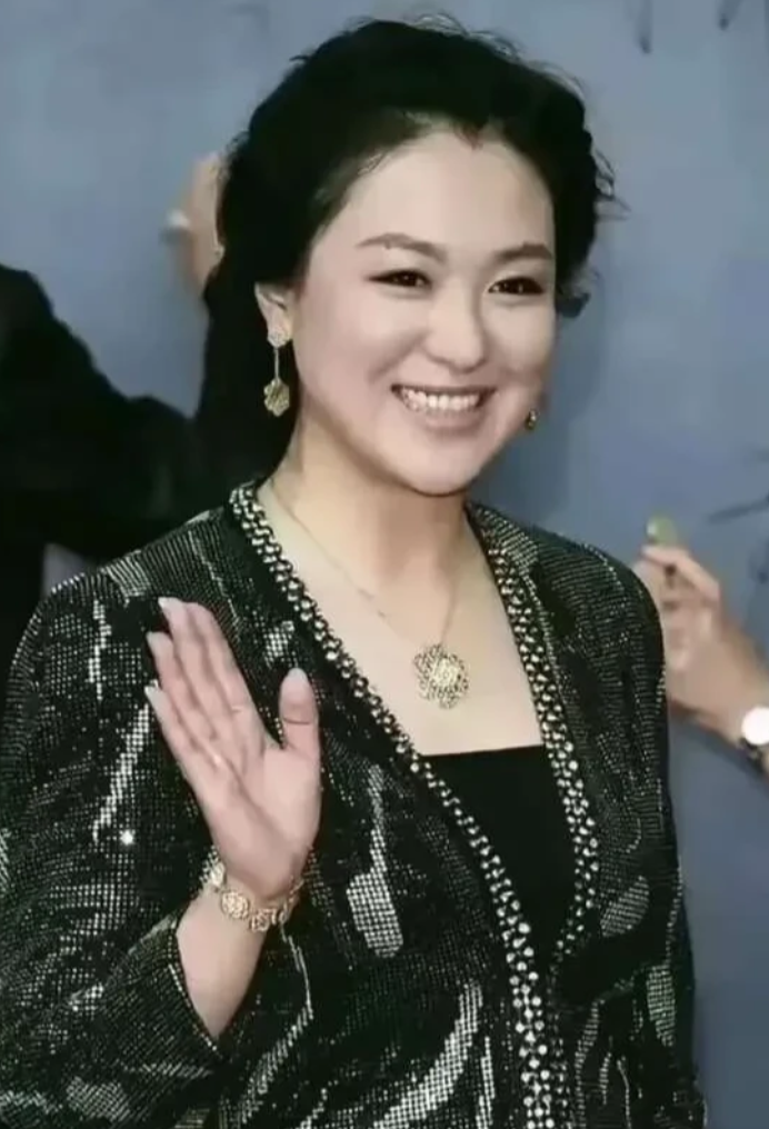 她真是太美了，越老越迷人，真的是美到骨子里了！

48岁的她眉眼如画，明眸皓齿，