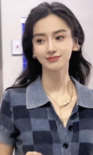 Angelababy校园风编发好元气，搭配蓝格子短上衣，镜头表现力好绝，青春感十