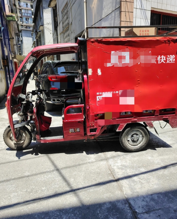 这两年很多传统行业的工作都很难做。像是送快递不但要求比以前提高了，很多东西要求送